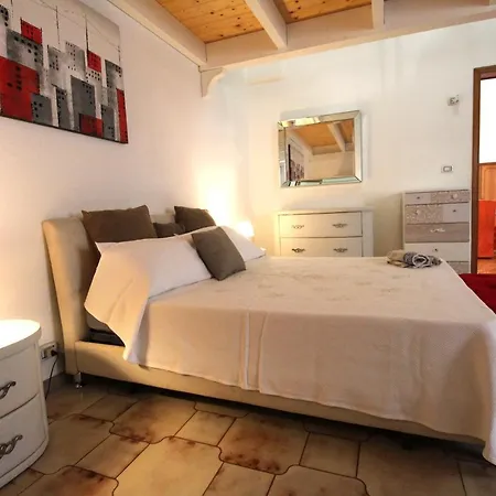 Ferienhaus Venerina Climatizzato Al Centro Del Paese Con Patio Esterno